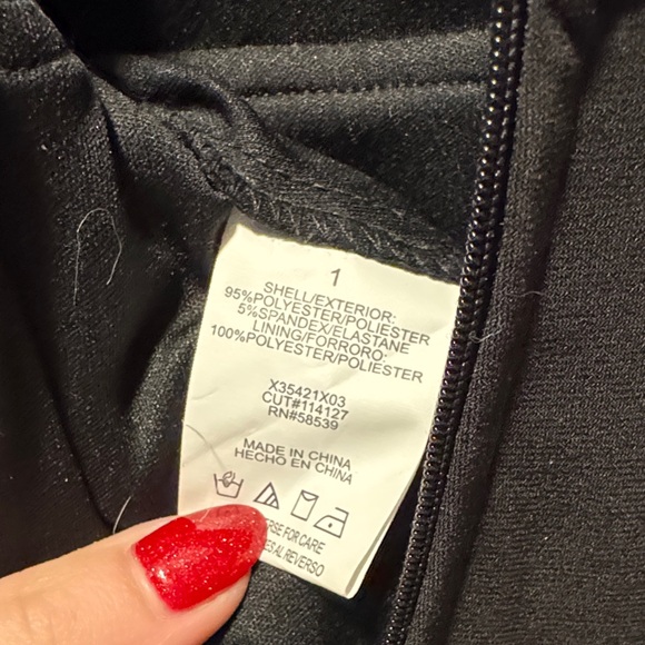 Elegant Black Sleeveless Dress - Picture 4 of 4